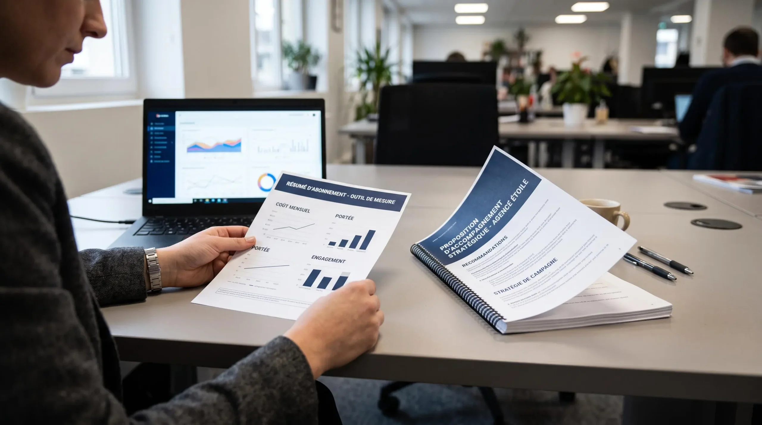 Des mains comparant une synthèse d'abonnement à un outil et un épais dossier de proposition d'agence posés côte à côte sur un bureau.